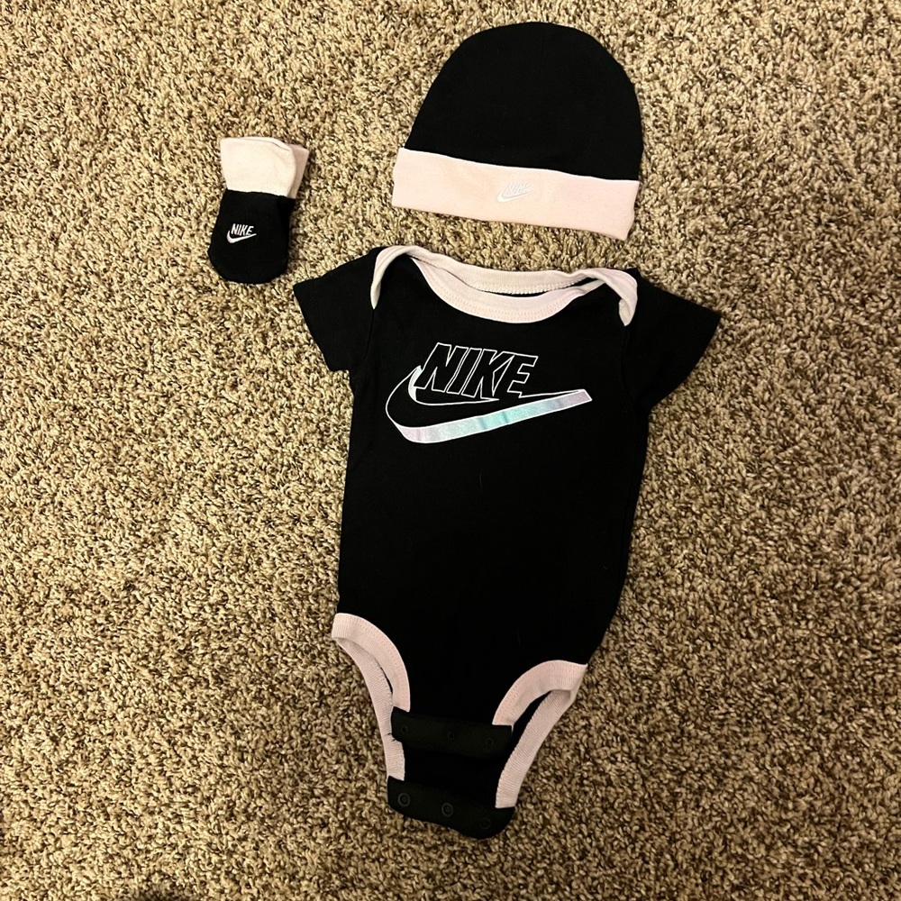 Baby girl Nike outfit 0-6 months